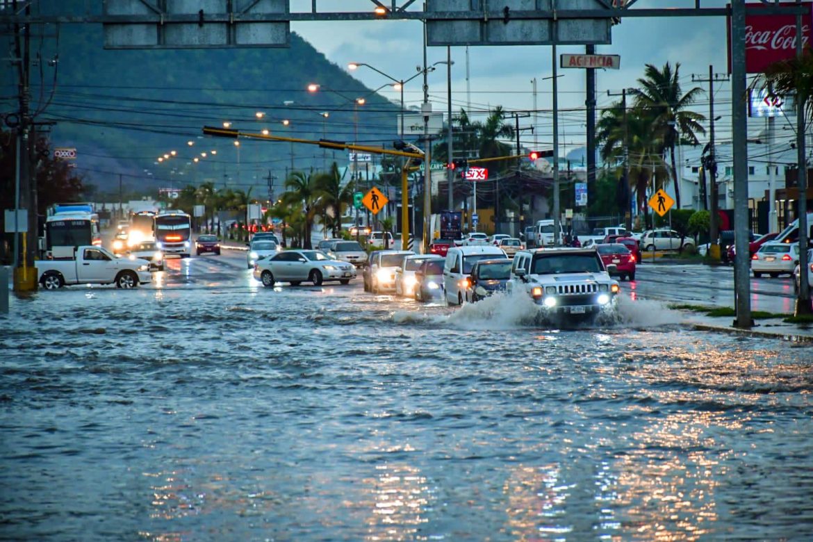 Tormenta en Mazatlán deja conductores varados